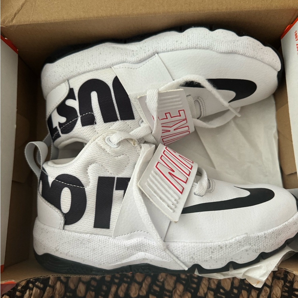 Kids basketball shoes